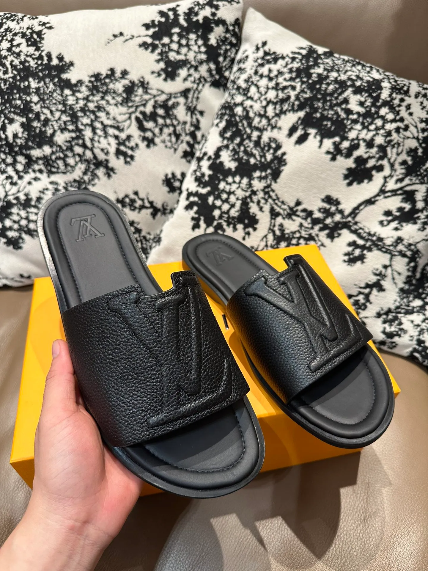 Men's shoes💰360💰 New LV slippers hot sale🩴 Full cowhide surface, cowhide lining, cowhide feet, size 36-46